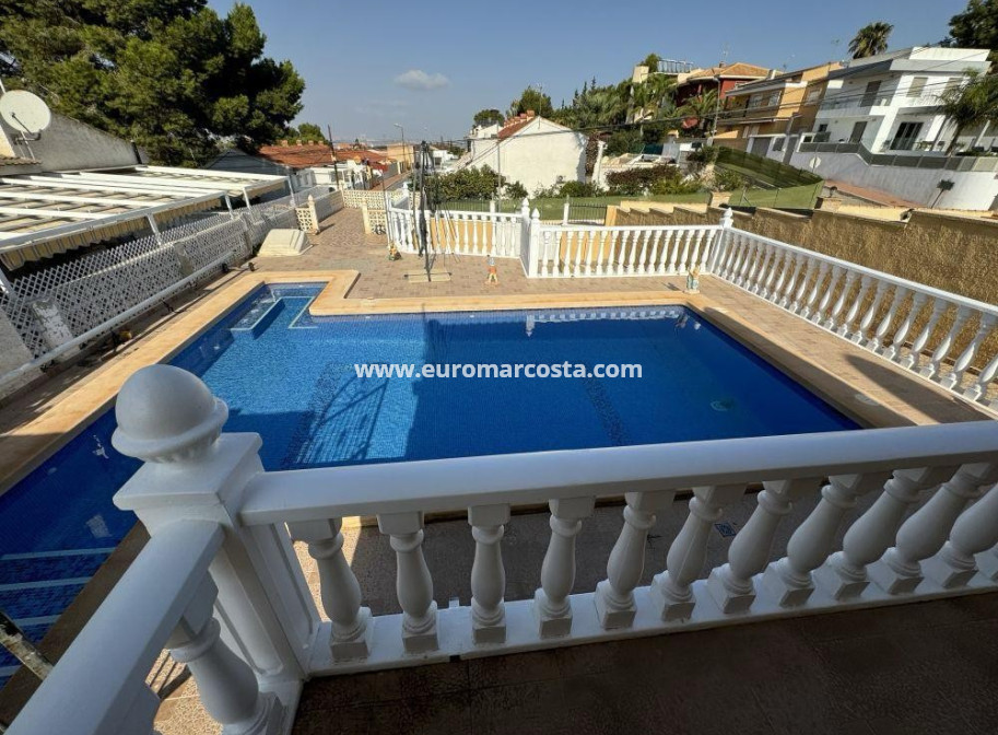 Objekte zum Wiederverkauf - Villa / Doppelhaushälfte - Torrevieja - Los Balcones - Los Altos del Edén