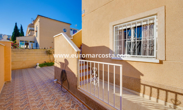 Sale - Chalet - Torrevieja - Pueblo - Centro