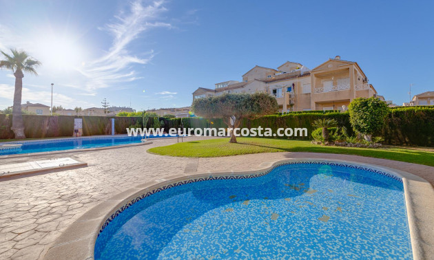 Sale - Chalet - Torrevieja - Pueblo - Centro