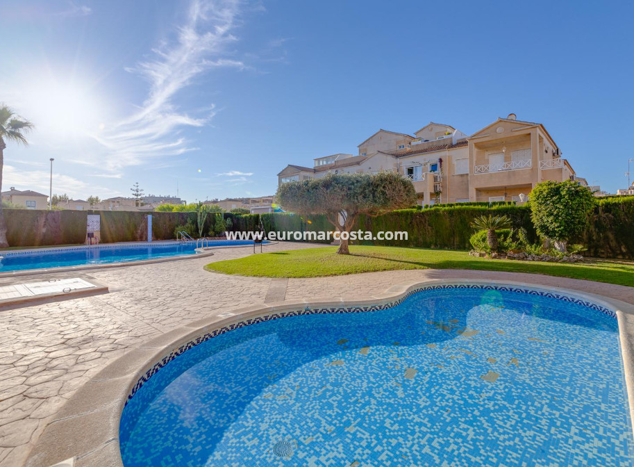 Sale - Chalet - Torrevieja - Pueblo - Centro