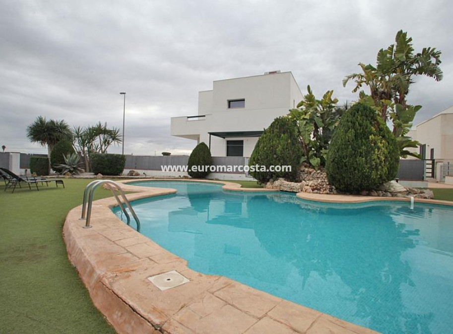 Sale - Bungalow - Daya Nueva - Comunidad valenciana