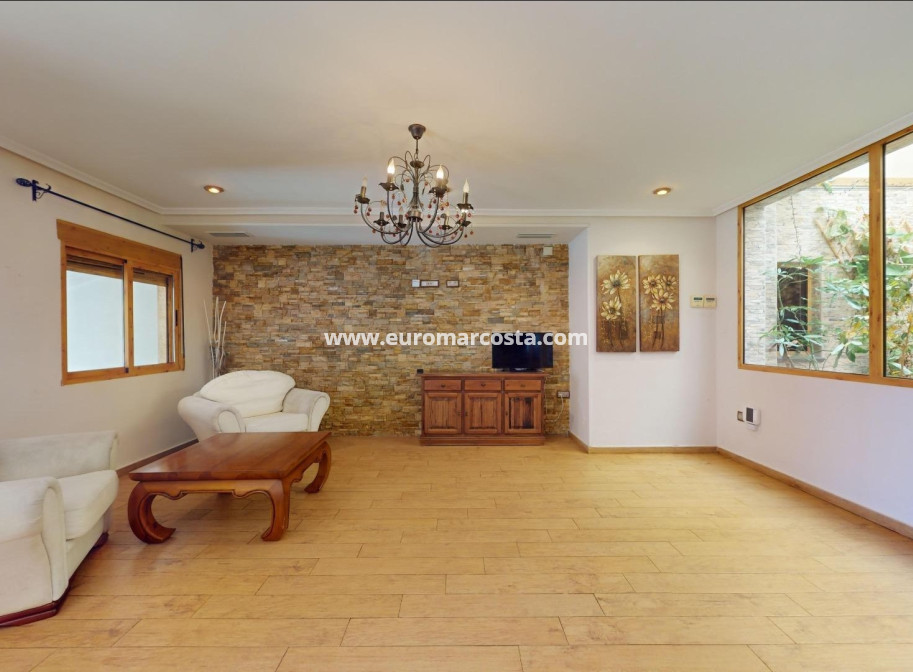 Sale - Detached House / Villa - Catral