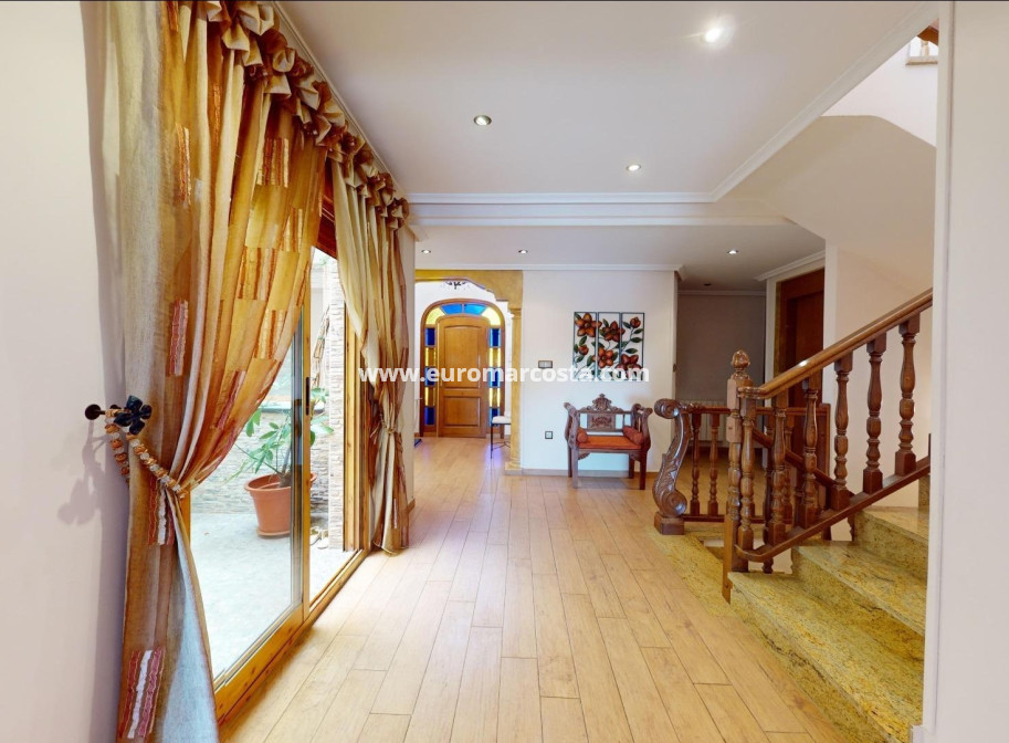 Sale - Detached House / Villa - Catral