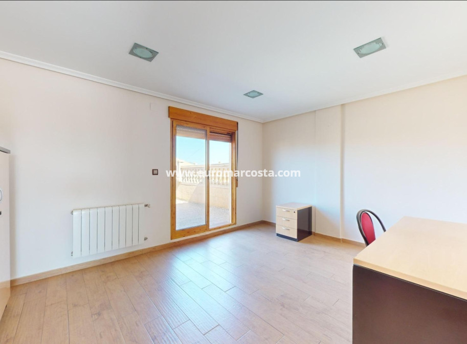 Sale - Detached House / Villa - Catral