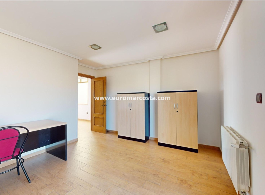 Sale - Detached House / Villa - Catral
