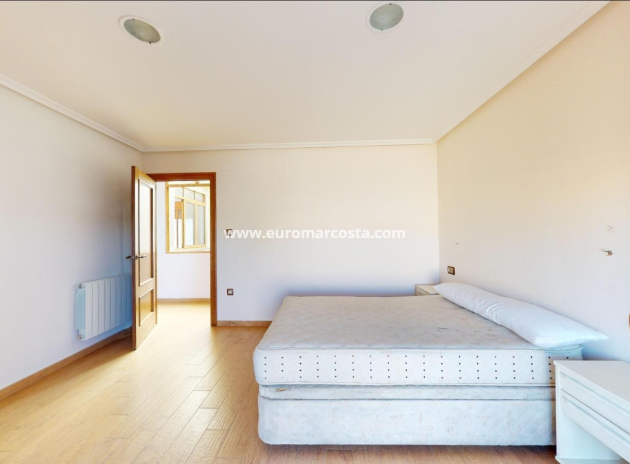 Sale - Detached House / Villa - Catral
