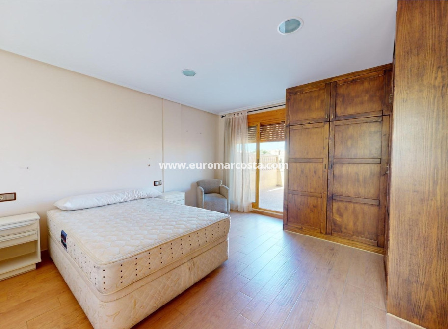 Sale - Detached House / Villa - Catral