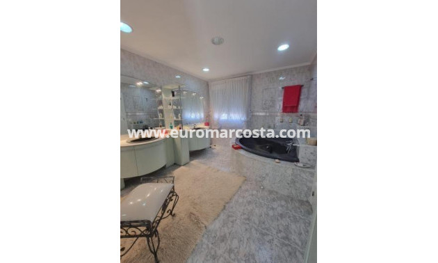 Sale - Villa - Orihuela Costa - TORREVIEJA