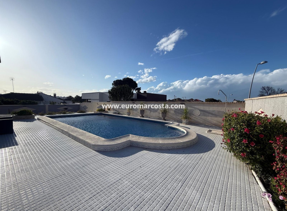 Objekte zum Wiederverkauf - Villa freitstehend - Torrevieja - Los Balcones - Los Altos del Edén