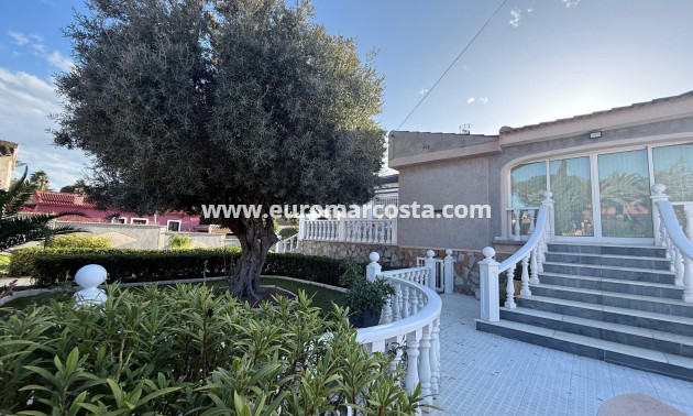 Objekte zum Wiederverkauf - Villa freitstehend - Torrevieja - Los Balcones - Los Altos del Edén