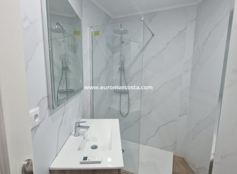 Sale - Apartment / flat - Torrevieja - La Mata