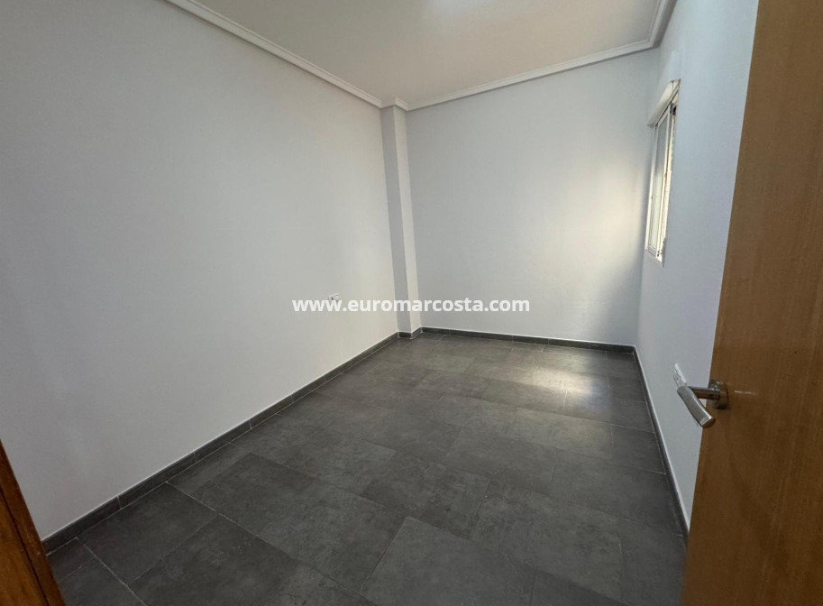 Objekte zum Wiederverkauf - Wohnung - Almoradi - Centro urbano 2