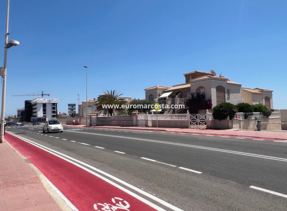 Objekte zum Wiederverkauf - Stadthaus - Torrevieja - Aguas nuevas 2