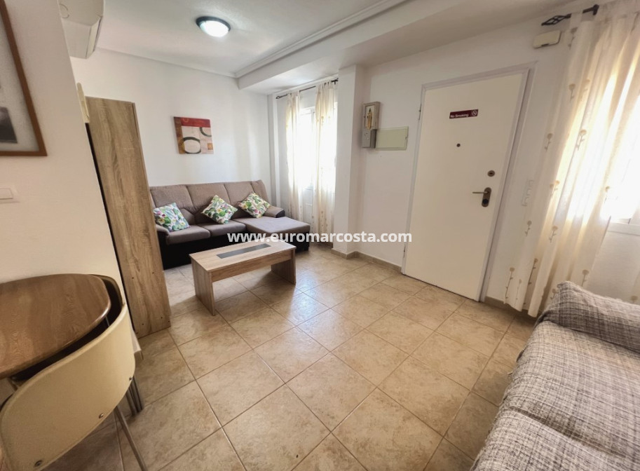 Objekte zum Wiederverkauf - Stadthaus - Torrevieja - Aguas nuevas 2
