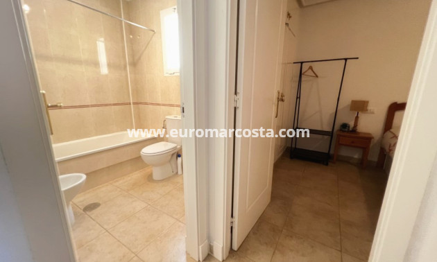 Objekte zum Wiederverkauf - Stadthaus - Torrevieja - Aguas nuevas 2