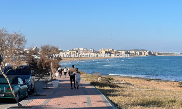 Objekte zum Wiederverkauf - Stadthaus - Torrevieja - Aguas nuevas 2