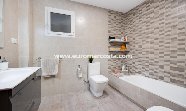 Sale - Apartment / flat - Torrevieja - Piscinas naturales