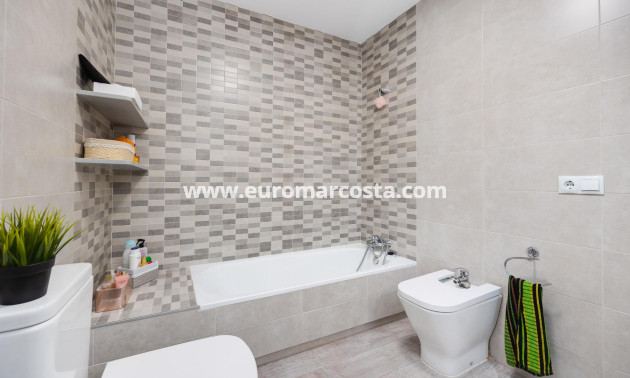 Sale - Apartment / flat - Torrevieja - Piscinas naturales