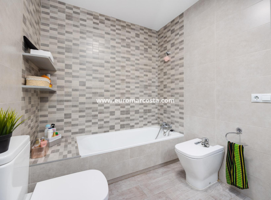 Sale - Apartment / flat - Torrevieja - Piscinas naturales