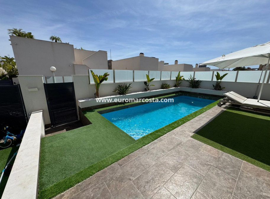 Sale - Chalet - Orihuela Costa