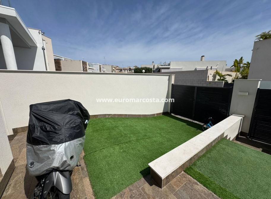 Sale - Chalet - Orihuela Costa