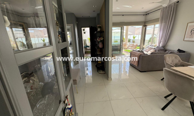 Sale - Chalet - Orihuela Costa