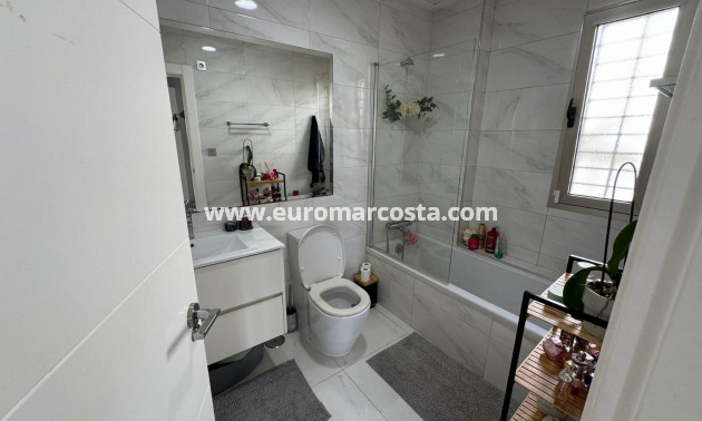 Sale - Chalet - Orihuela Costa
