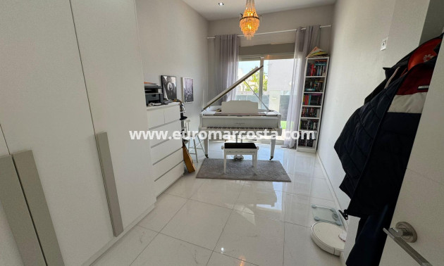 Sale - Chalet - Orihuela Costa