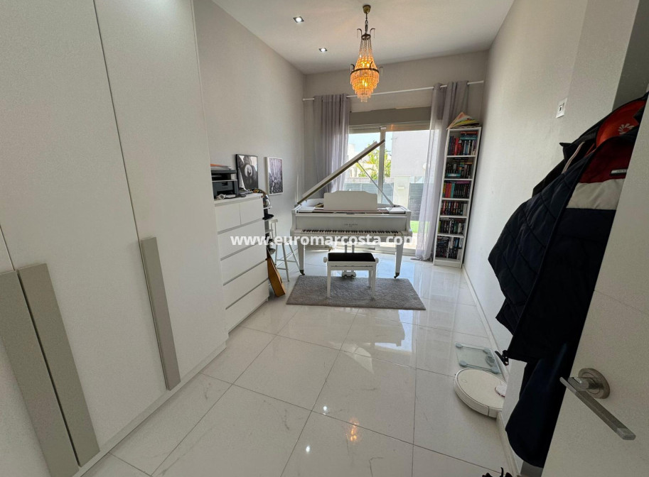 Sale - Chalet - Orihuela Costa