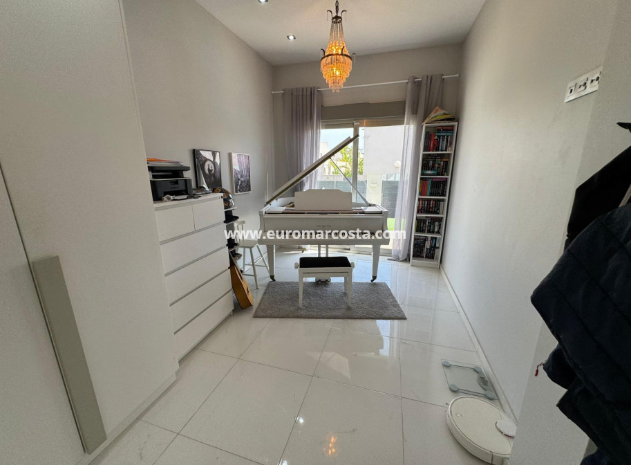Sale - Chalet - Orihuela Costa