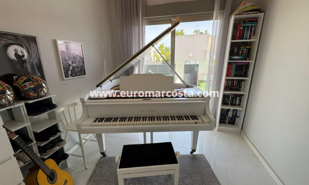 Sale - Chalet - Orihuela Costa