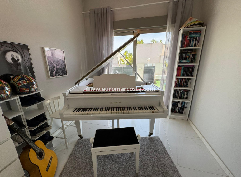 Sale - Chalet - Orihuela Costa