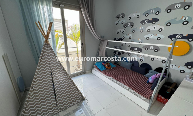 Sale - Chalet - Orihuela Costa