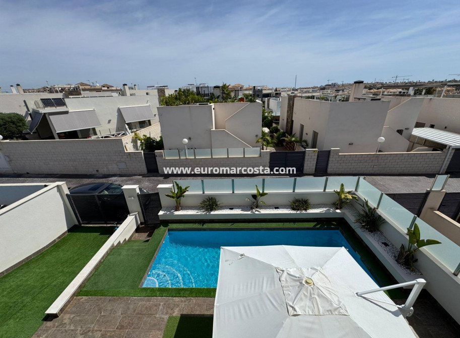Sale - Chalet - Orihuela Costa