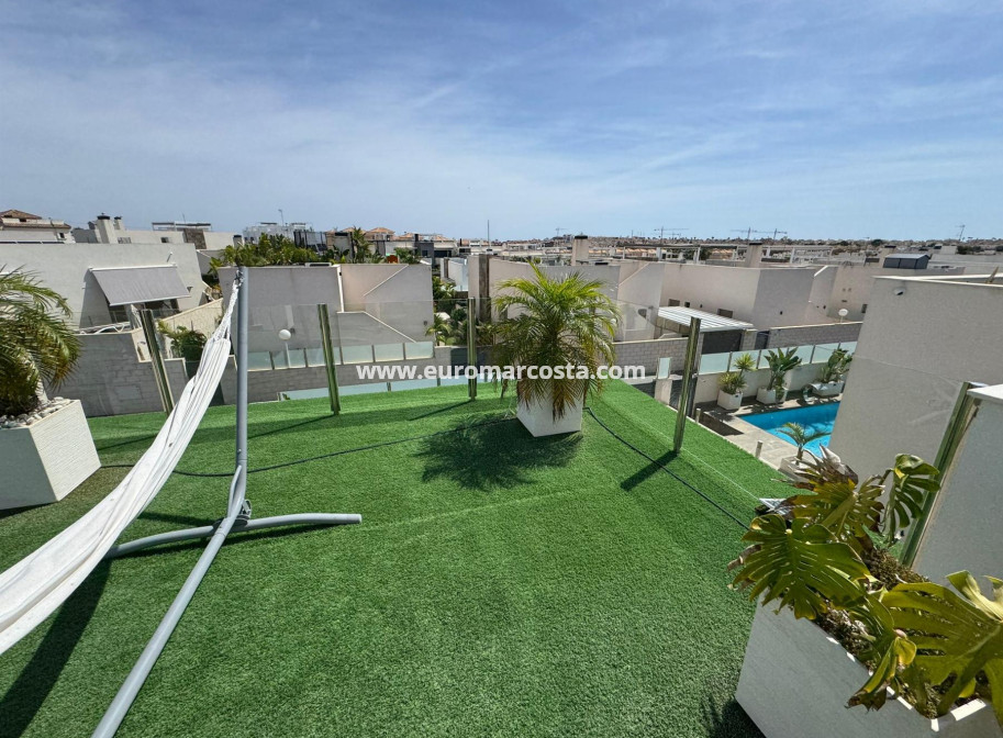 Sale - Chalet - Orihuela Costa