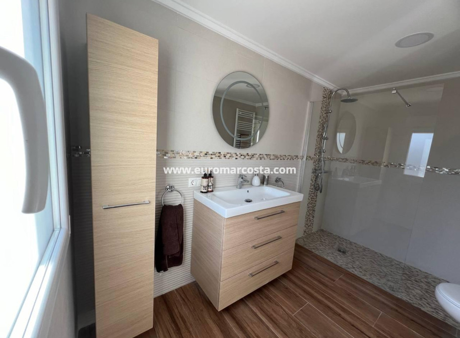 Objekte zum Wiederverkauf - Villa freitstehend - Torrevieja - TORREVIEJA