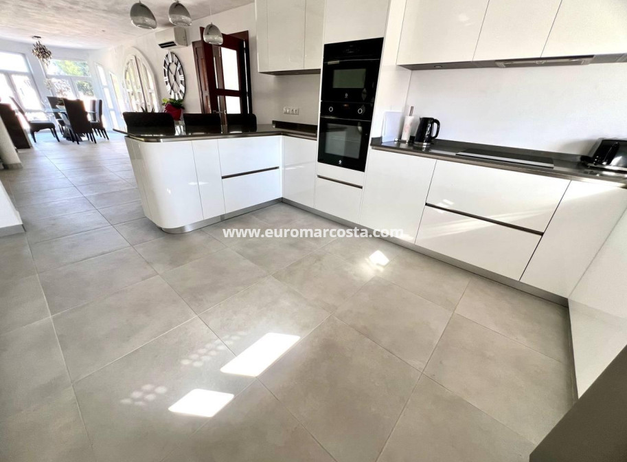 Objekte zum Wiederverkauf - Villa freitstehend - Torrevieja - TORREVIEJA