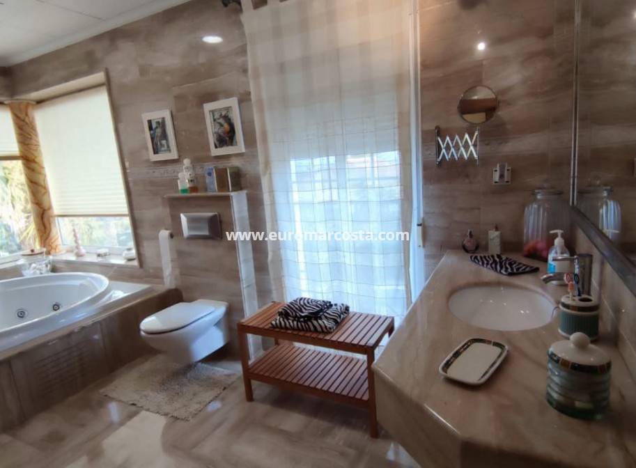 Sale - Country house - Albatera