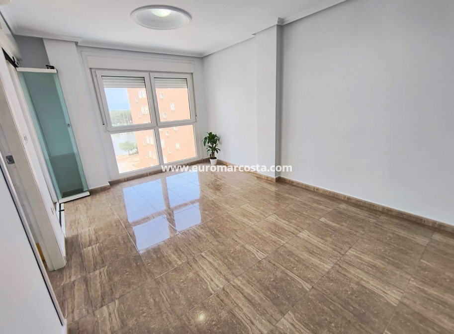 Venta - Apartamento / piso - Guardamar del Segura - Puerto Deportivo