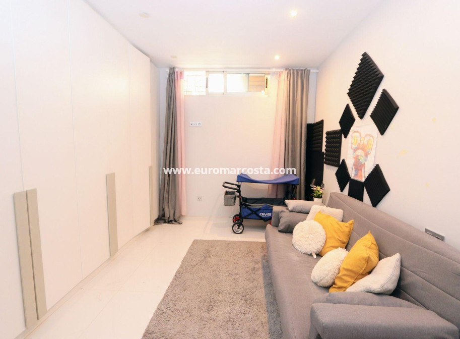 Sale - Chalet - Orihuela Costa