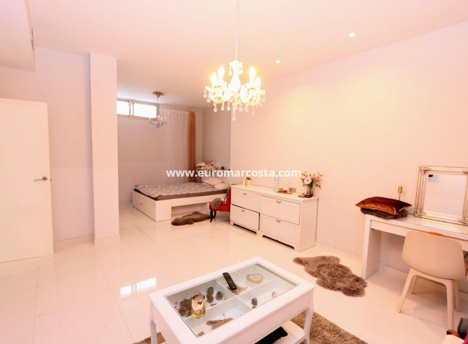 Sale - Chalet - Orihuela Costa