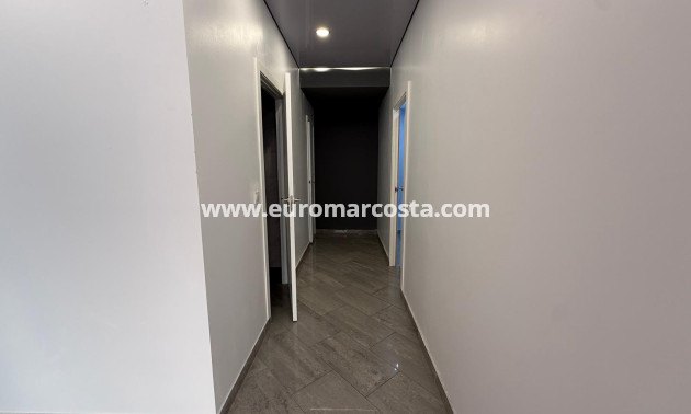 Sale - Commercial - Torrevieja - TORREVIEJA