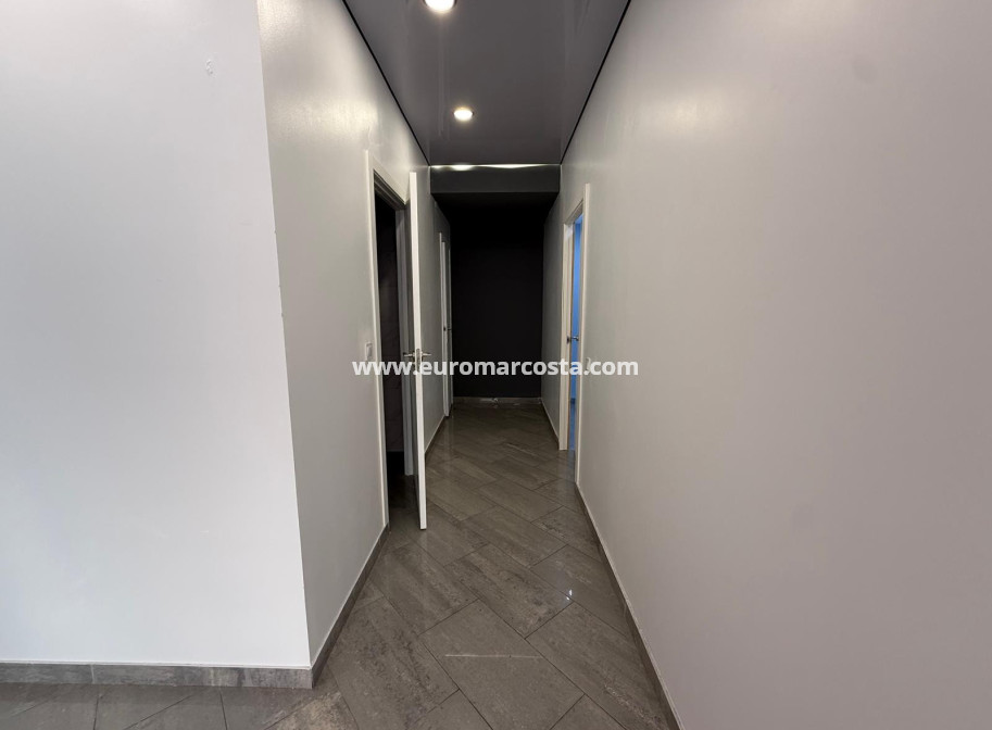 Sale - Commercial - Torrevieja - TORREVIEJA