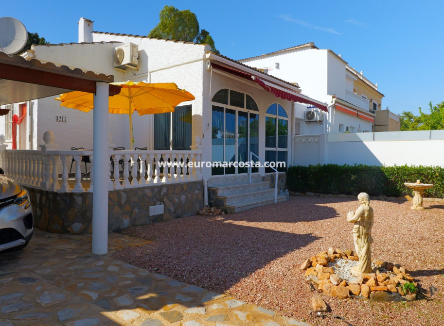 Sale - Villa - Torrevieja - Urbanización San Luis