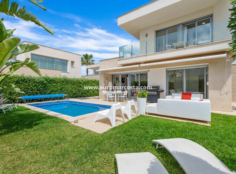 Sale - Villa - Orihuela Costa - Vistabella Golf