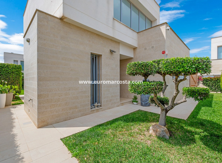 Sale - Villa - Orihuela Costa - Vistabella Golf
