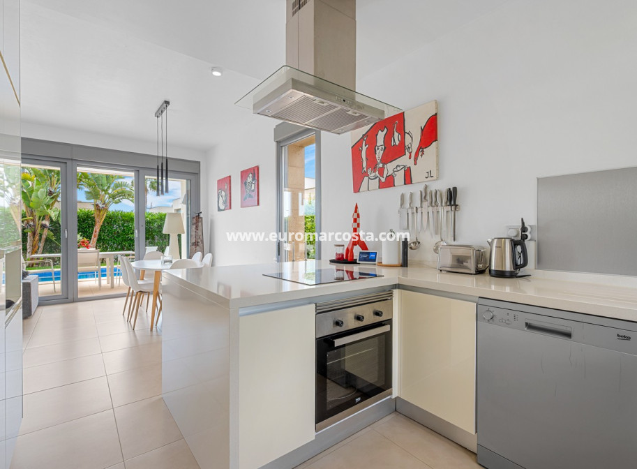 Sale - Villa - Orihuela Costa - Vistabella Golf