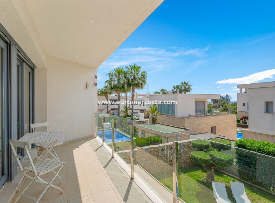 Sale - Villa - Orihuela Costa - Vistabella Golf