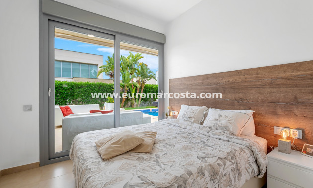 Sale - Villa - Orihuela Costa - Vistabella Golf