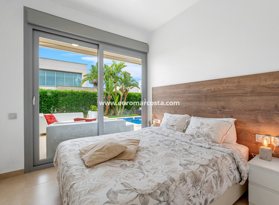 Sale - Villa - Orihuela Costa - Vistabella Golf